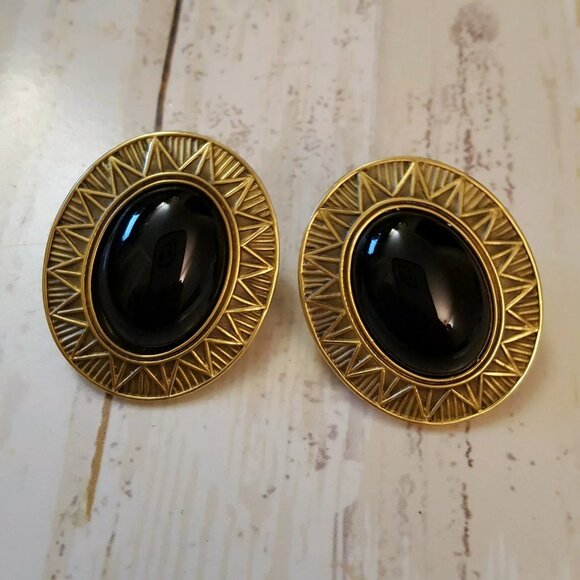 Museum jewelry matted goldtone brass black earrings marked TNM - Picture 3 of 3